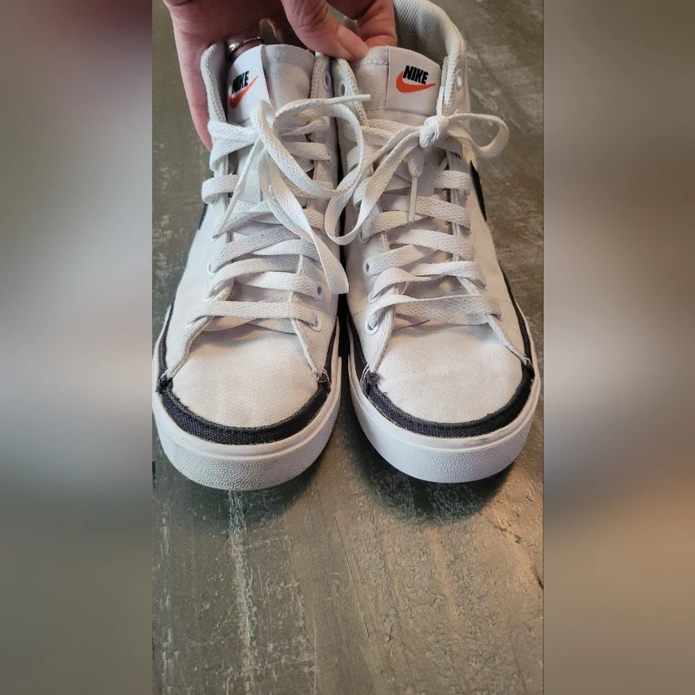 Nike Mens  Court Legacy Canvas Mid white and black sneakers. Size 8